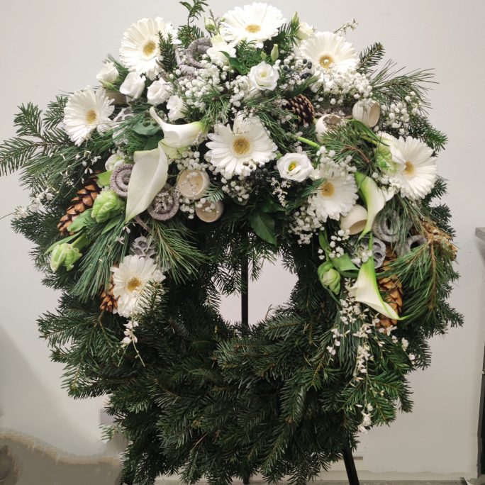 Blumiger Kranz in weiß