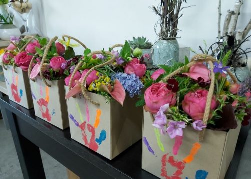 Blütentaschen mit Handabdruck