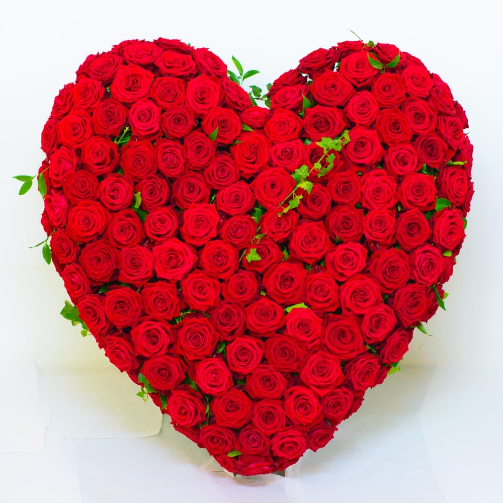 Herz pur aus roten Rosen @pernek.diana @trauer-floristik.at
