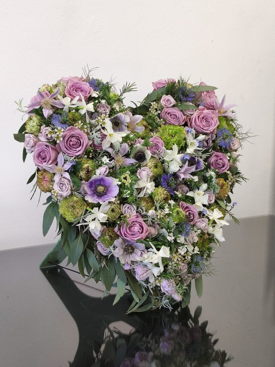 Trauerherz in verschiedenen Blüten @pernek.diana @trauer-floristik.at