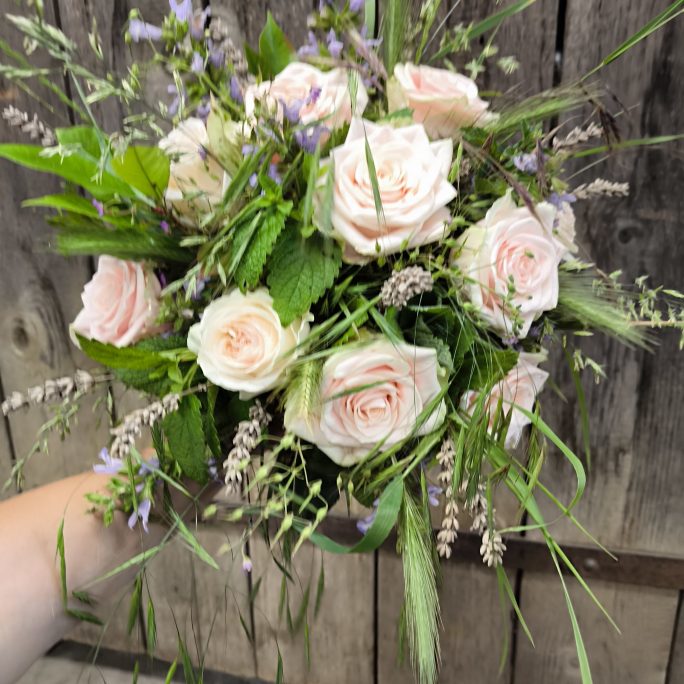 Rosenstrauß sommerlich mit Kräutern und Gräsern