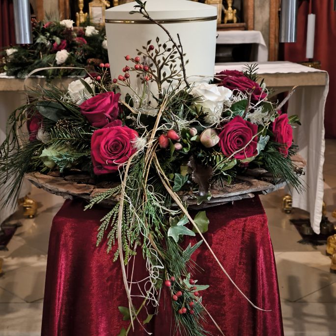 Urnenkranz Waldspaziergang mit roten Rosen