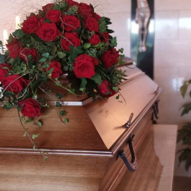 schlichtes Sarggesteck aus roten Rosen