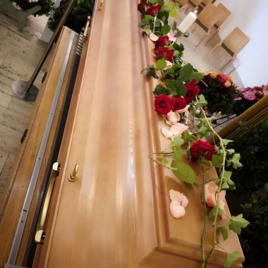 gelegter Sargschmuck (in Feuerhalle)