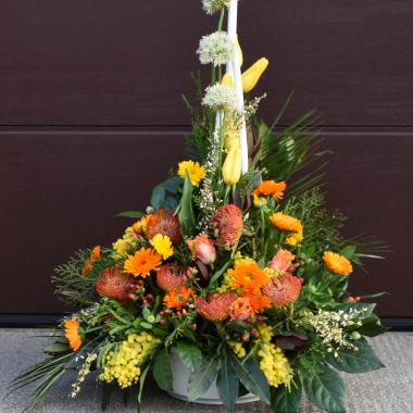 Trauergesteck im Frühling gelb und orange Gesteck in gelb und orange (Frühling) @trauer-floristik.at @dianapernek