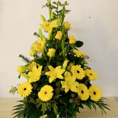 Blumengesteck in gelb Gesteck in Gelb (ganzjährig) @trauer-floristik.at @dianapernek