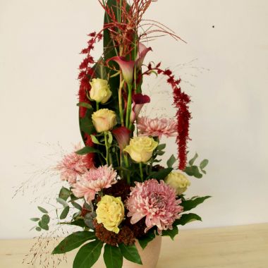 elegantes Trauergesteck in rose bordeaux