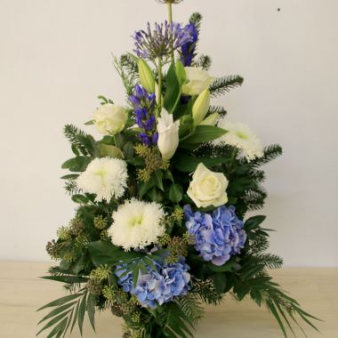 Trauergesteck in weiß-blau Blumengesteck in weiß-blau(sommer/herbst) @trauer-floristik.at @dianapernek