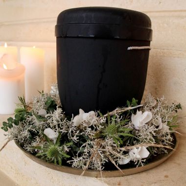 zart gewundener Urnenring im Winterlook begleitet die Urne Urnenring "Winter"