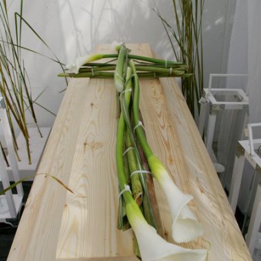 Sargschmuck als Kreuz