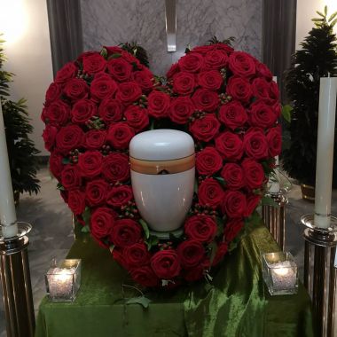 Urnenherz Urnenherz aus roten Rosen @pernek.diana @trauer-florisitk.at